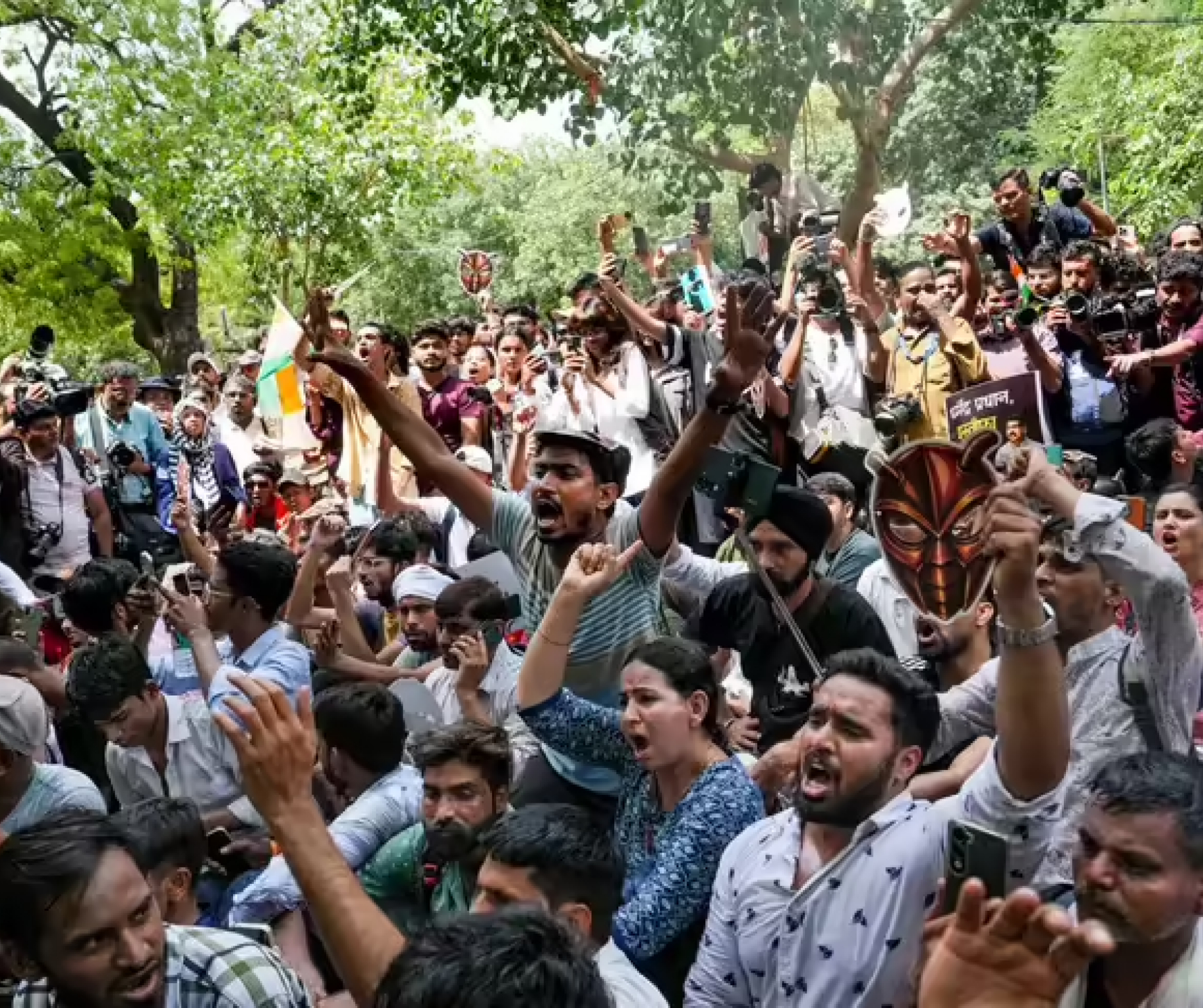 Despite strict security, thousands of people assemble at Jantar Mantar to see the CJP's "Sansad Chalo" march. 